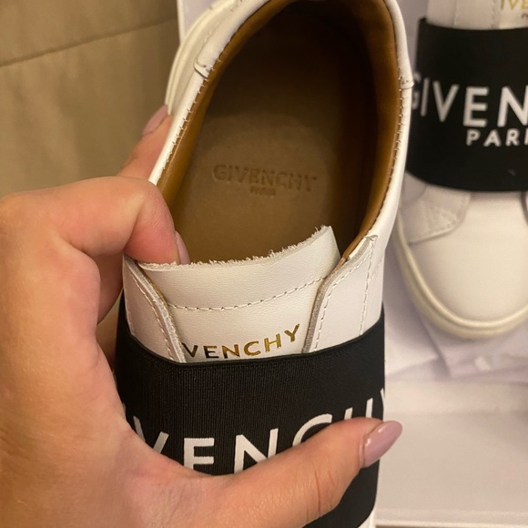 Givenchy - Picture 2 of 4